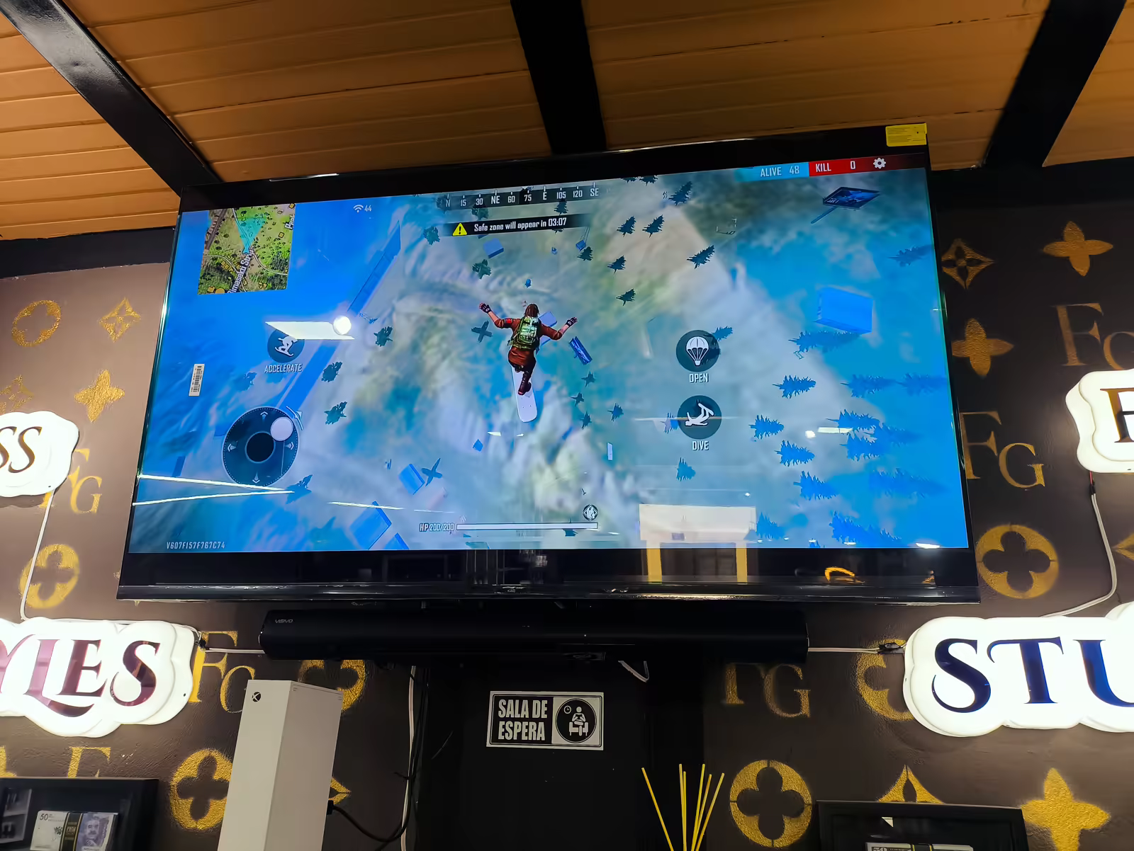 Niño feliz en barbería Fade & Gloss Soacha